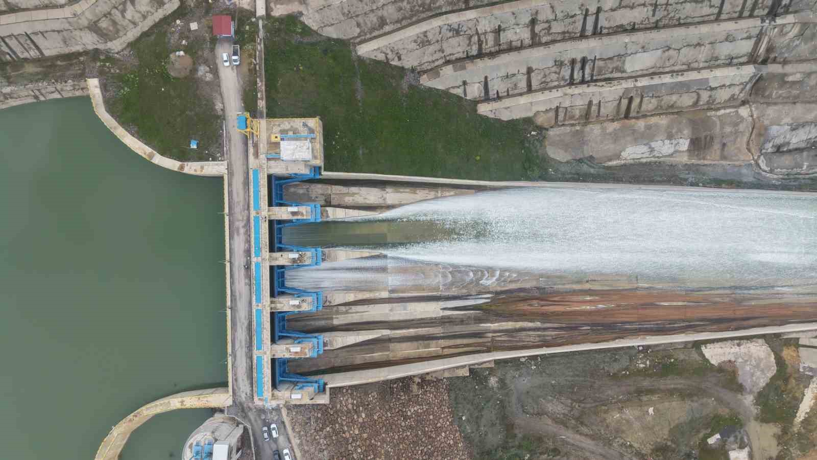 musta alparslan 2 barajinda ilk kez dolusavak kapaklari acildi 0 eKuvvlAz