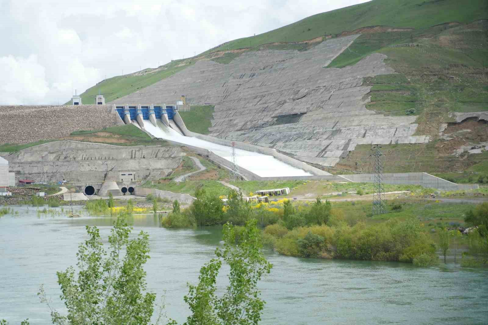musta alparslan 2 barajinda ilk kez dolusavak kapaklari acildi 7 RRaQBpIG