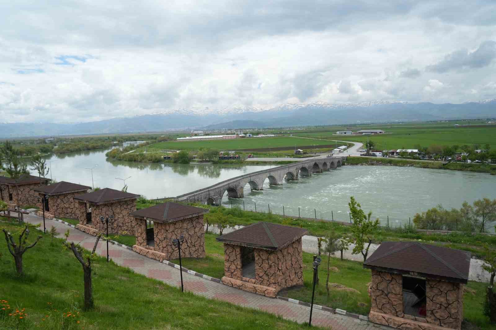 musta alparslan 2 barajinda ilk kez dolusavak kapaklari acildi 9 fZNmNWKX