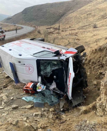 musta-ambulans-devrildi-3-yarali-ukC2AeXH.jpg