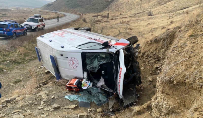 musta-ambulans-devrildi-3-yarali-ukC2AeXH.jpg