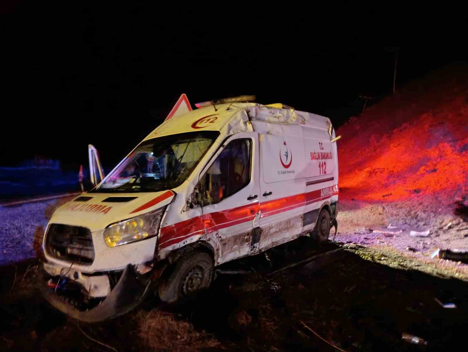 musta ambulansi devrildi 5 yarali 2 JWFQziJJ