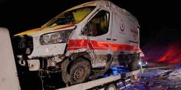 musta-ambulansi-devrildi-5-yarali-b9EY4meO.jpg