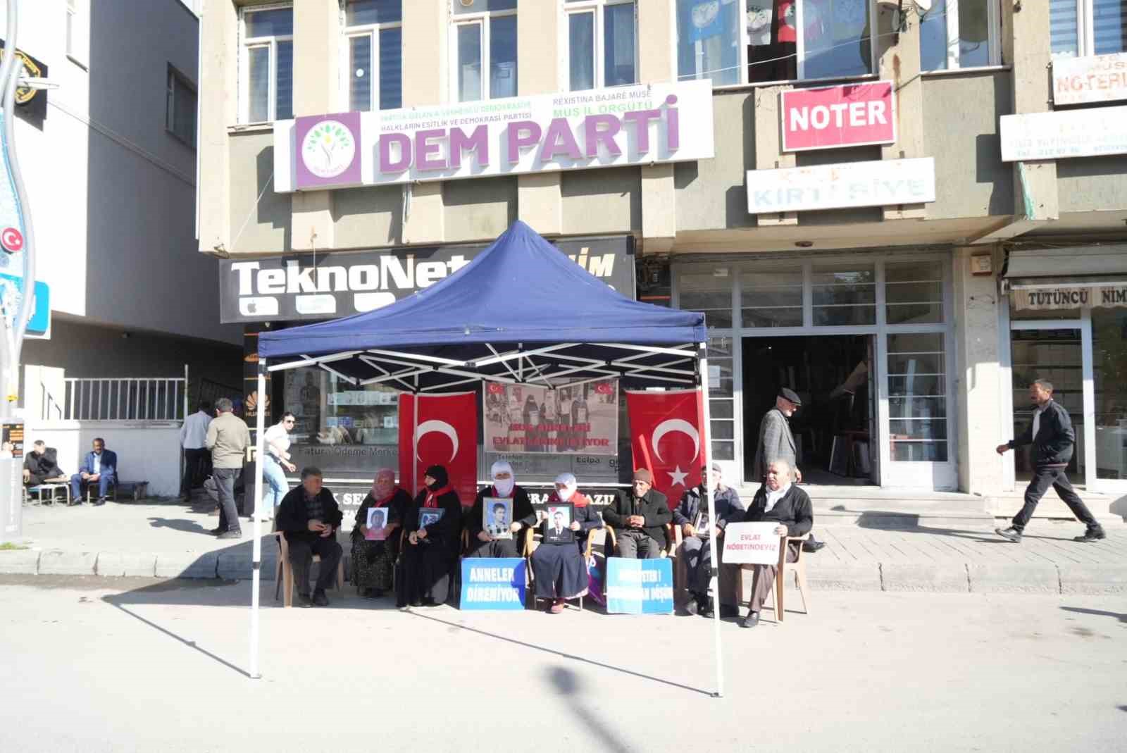musta annelerin evlat nobeti devam ediyor 0 RrKiyaAe