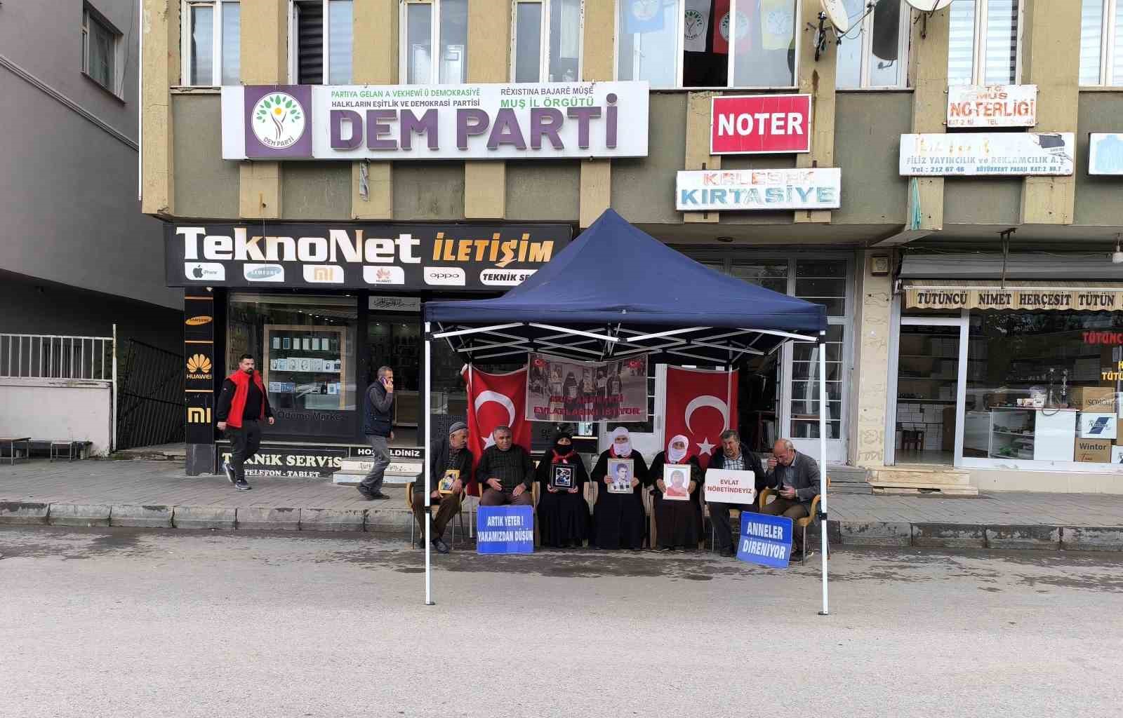 musta annelerin evlat nobeti devam ediyor 0 Wzu9Xszc