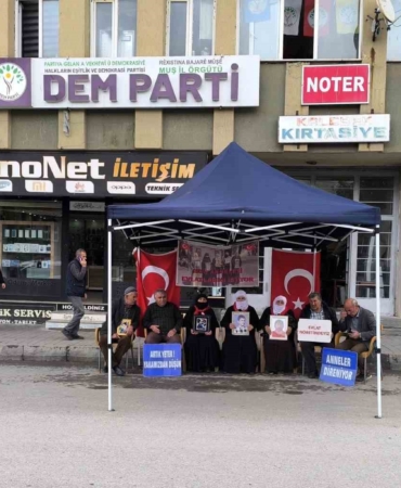 musta-annelerin-evlat-nobeti-devam-ediyor-PBt2AzuQ.jpg