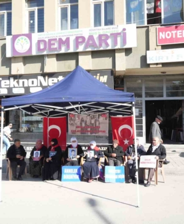 musta-annelerin-evlat-nobeti-devam-ediyor-c5VayIDf.jpg