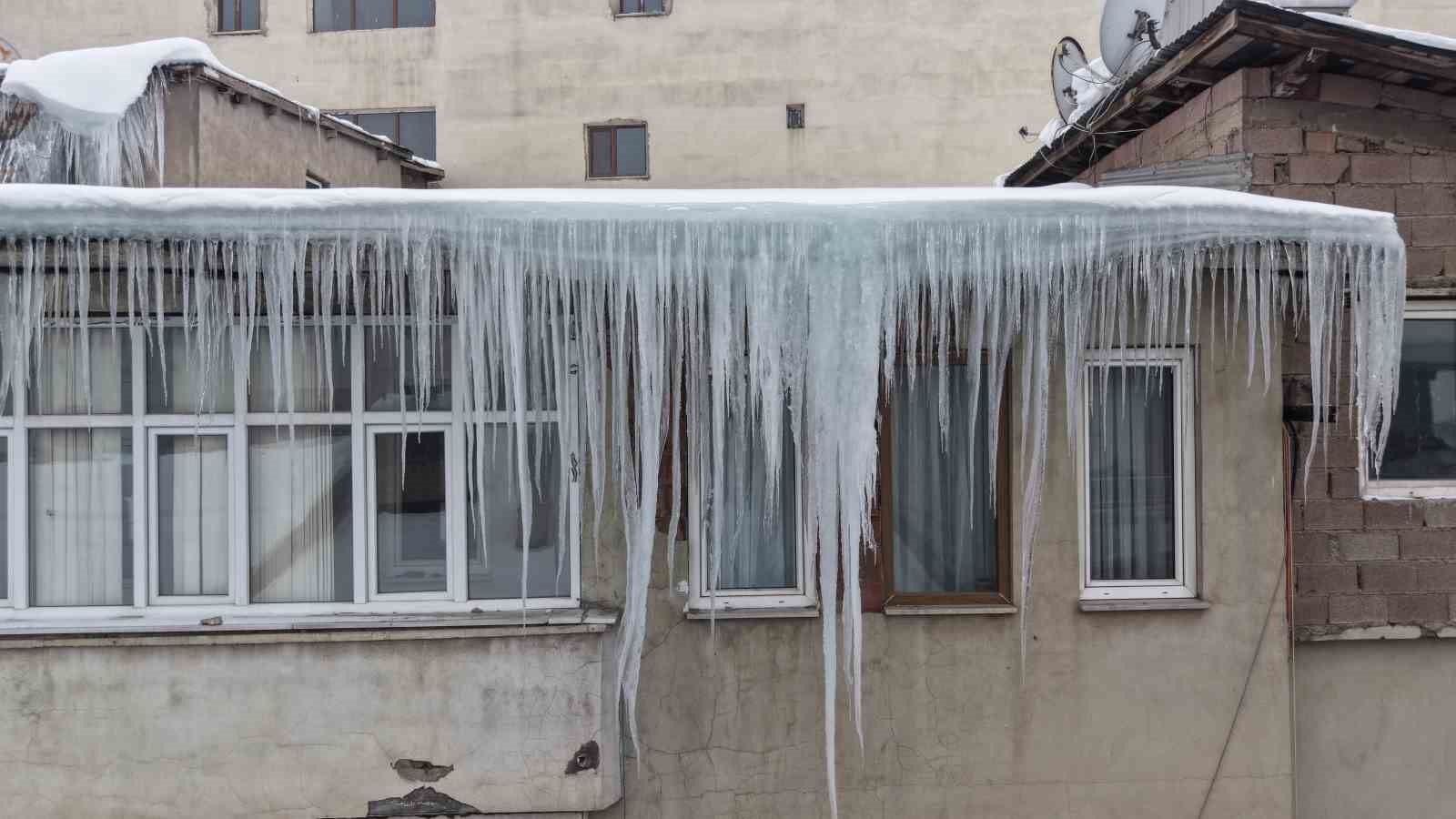 musta catilarda olusan dev buz sarkitlari tehlike saciyor 0 sfJdrbud
