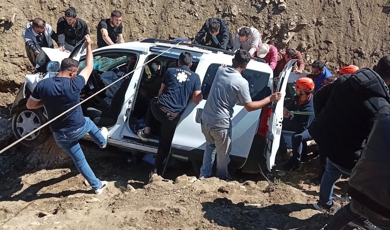 musta caya dusen otomobildeki 1 kisi yaralandi 0 gbF3kDpV