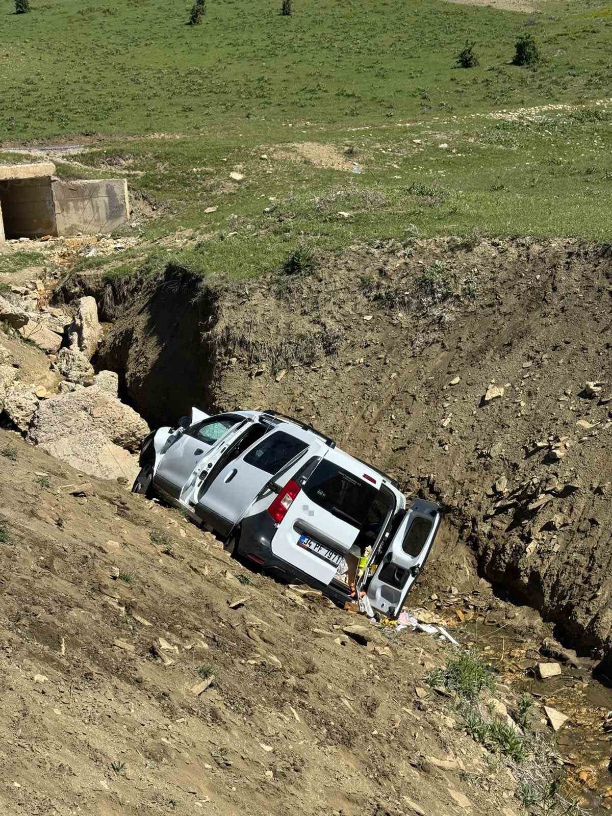 musta caya dusen otomobildeki 1 kisi yaralandi 1 g46IXHGf