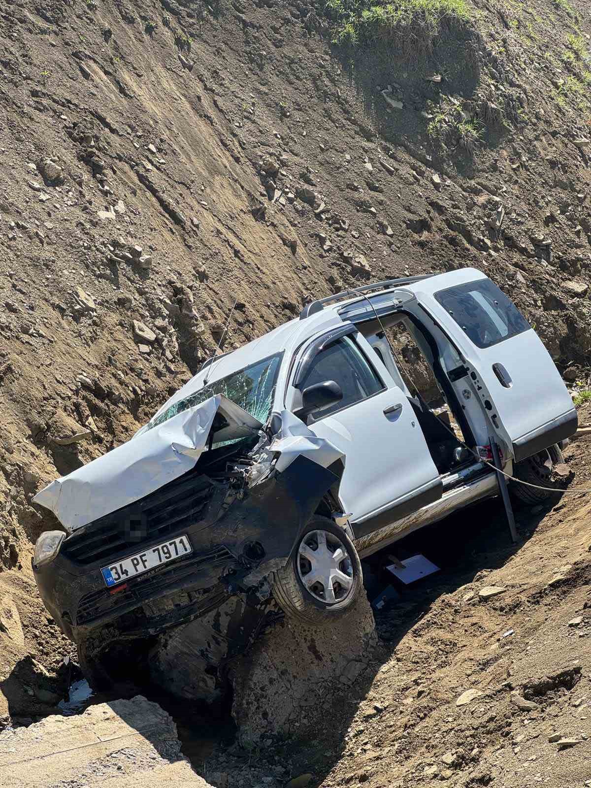 musta caya dusen otomobildeki 1 kisi yaralandi 3 NSHpWr1G