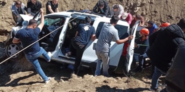 musta-caya-dusen-otomobildeki-1-kisi-yaralandi-CaB8Ysqr.jpg
