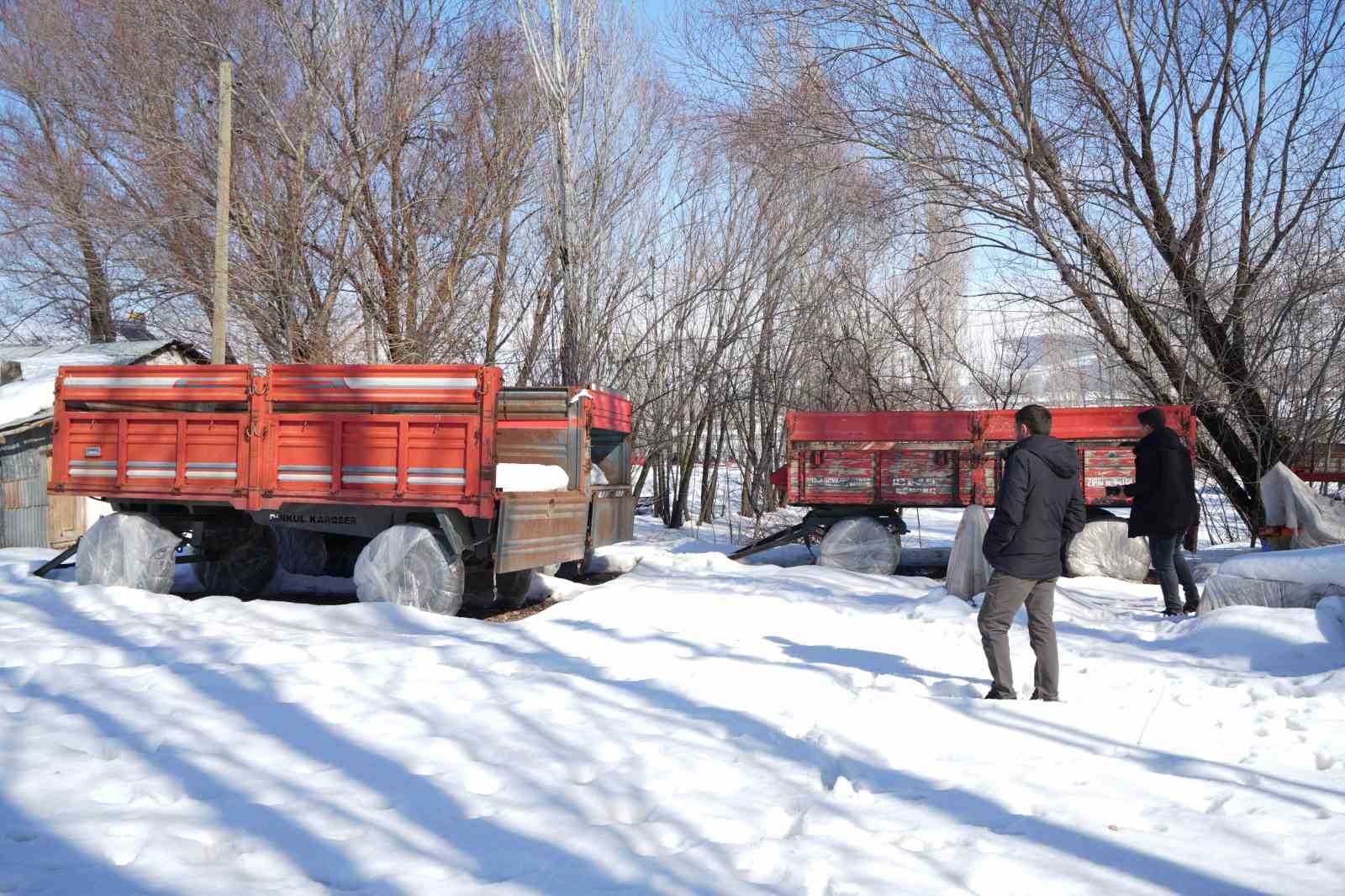 musta ciftciler tarim araclarini kis sartlarina karsi koruyor 5 PeD9KrU7