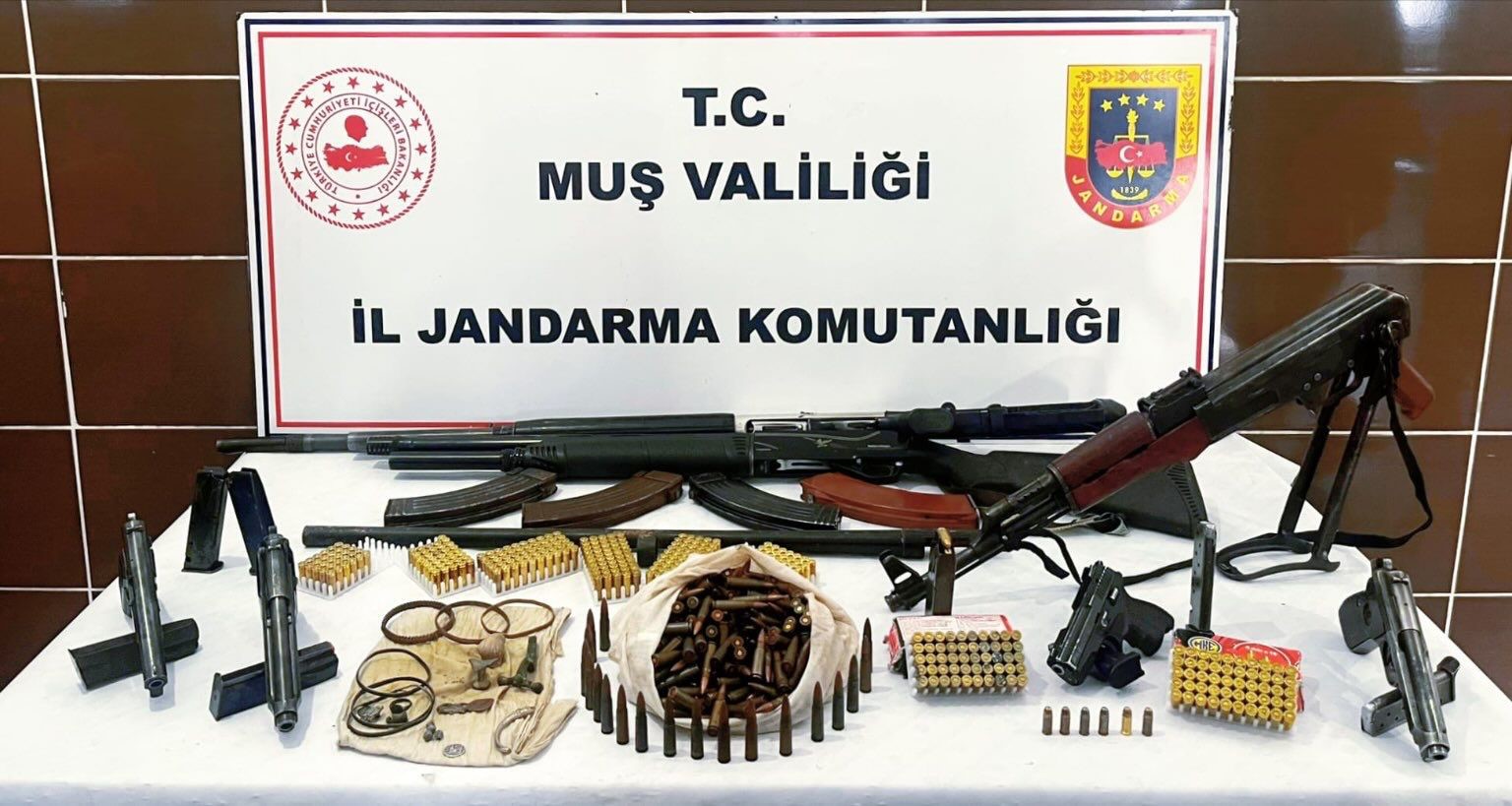 musta cok sayida silah ve muhimmat ele gecirildi 0 ge5sffHW