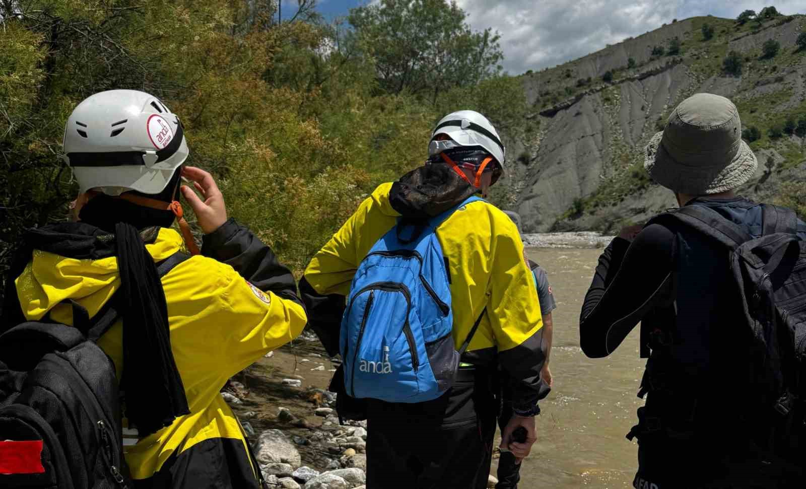 musta dereye dusen kayip kadin batmanda araniyor 5