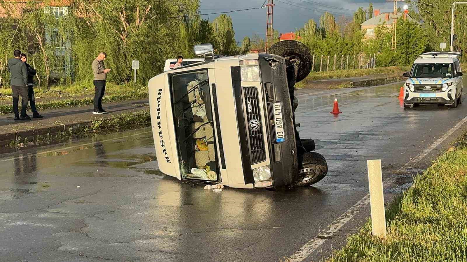 Muş’ta dolu yağışı sırasında kontrolden çıkan minibüs yan yattı: 2 yaralı 5 musta dolu yagisi sirasinda kontrolden cikan minibus yan yatti 2 yarali 1 qEWC7p4z