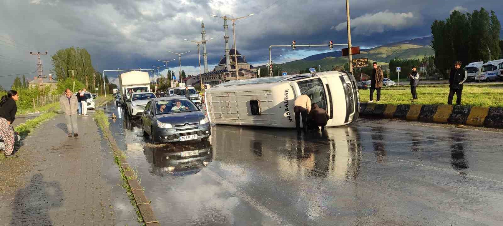 Muş’ta dolu yağışı sırasında kontrolden çıkan minibüs yan yattı: 2 yaralı 6 musta dolu yagisi sirasinda kontrolden cikan minibus yan yatti 2 yarali 2 qB7SRqVK