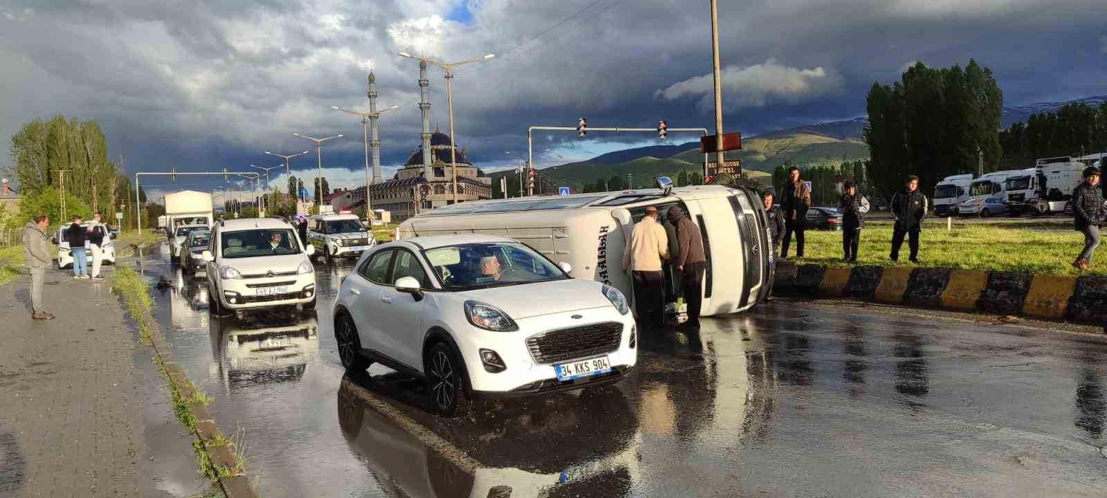 Muş’ta dolu yağışı sırasında kontrolden çıkan minibüs yan yattı: 2 yaralı 7 musta dolu yagisi sirasinda kontrolden cikan minibus yan yatti 2 yarali 3 9NXNPV3l