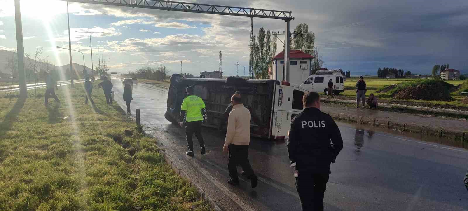 Muş’ta dolu yağışı sırasında kontrolden çıkan minibüs yan yattı: 2 yaralı 8 musta dolu yagisi sirasinda kontrolden cikan minibus yan yatti 2 yarali 4 HgGqAFV8