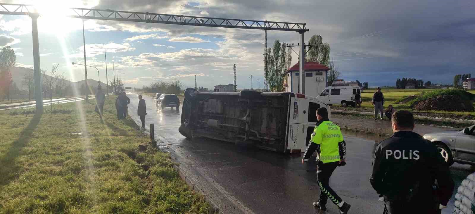 Muş’ta dolu yağışı sırasında kontrolden çıkan minibüs yan yattı: 2 yaralı 9 musta dolu yagisi sirasinda kontrolden cikan minibus yan yatti 2 yarali 5 3fbb2tac
