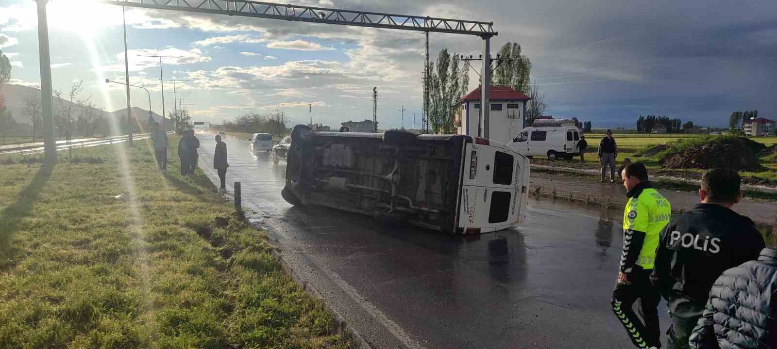 Muş’ta dolu yağışı sırasında kontrolden çıkan minibüs yan yattı: 2 yaralı 10 musta dolu yagisi sirasinda kontrolden cikan minibus yan yatti 2 yarali 6 G2Mv1fUy
