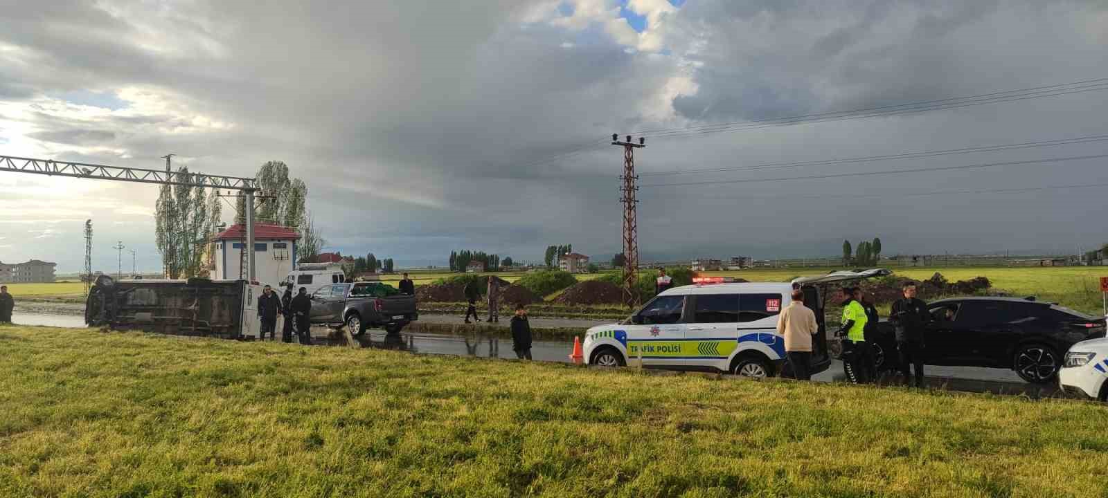 Muş’ta dolu yağışı sırasında kontrolden çıkan minibüs yan yattı: 2 yaralı 11 musta dolu yagisi sirasinda kontrolden cikan minibus yan yatti 2 yarali 7 PbBeFNyw