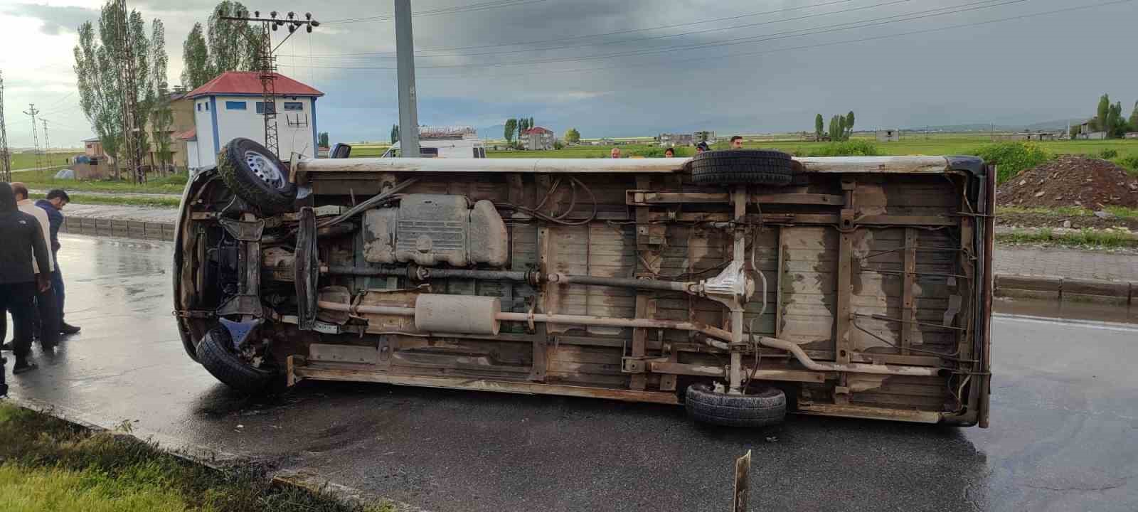 Muş’ta dolu yağışı sırasında kontrolden çıkan minibüs yan yattı: 2 yaralı 12 musta dolu yagisi sirasinda kontrolden cikan minibus yan yatti 2 yarali 8