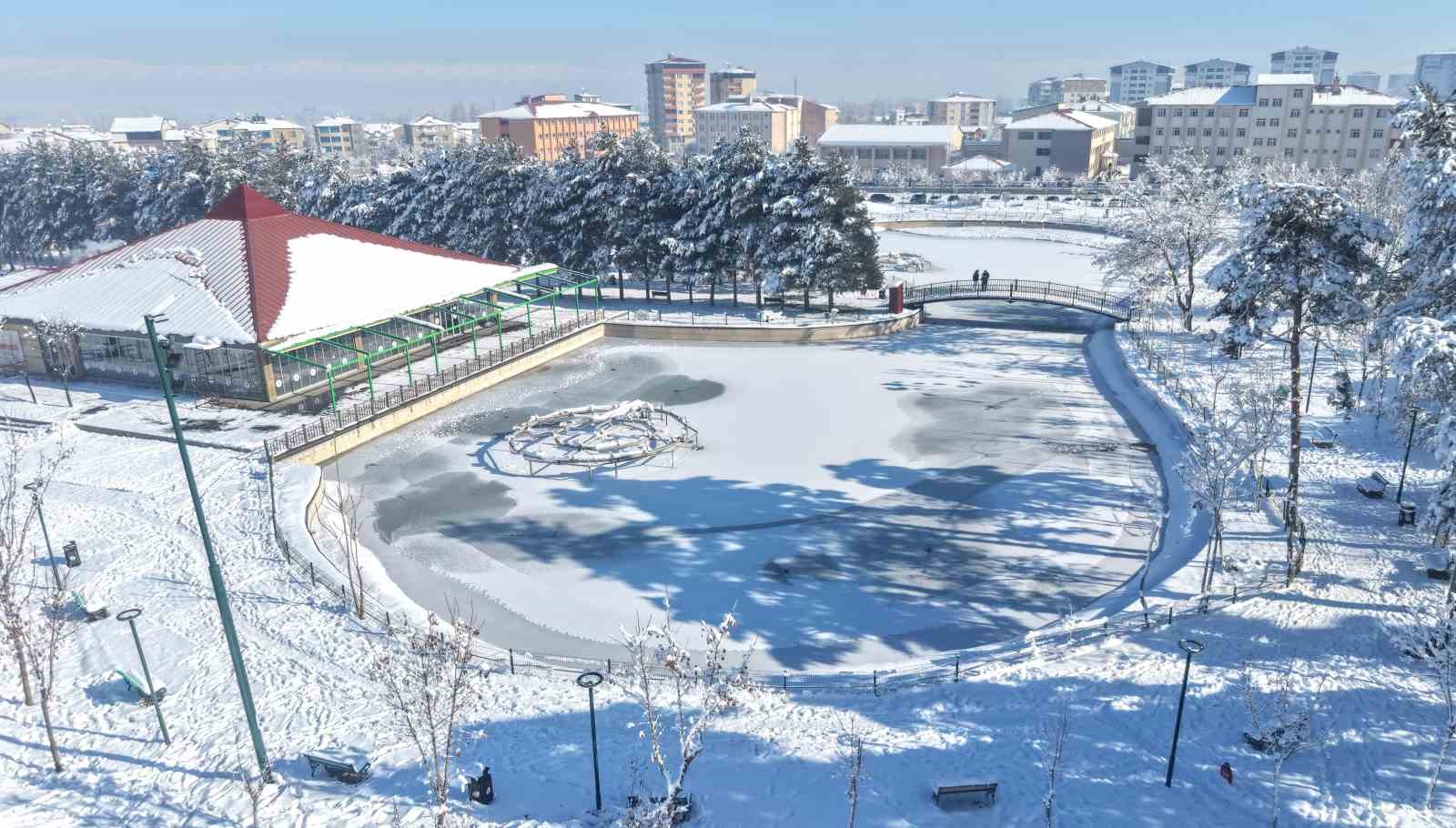 musta eksi 28 derece goletler dondu catilarda buz sarkitlari olustu 10