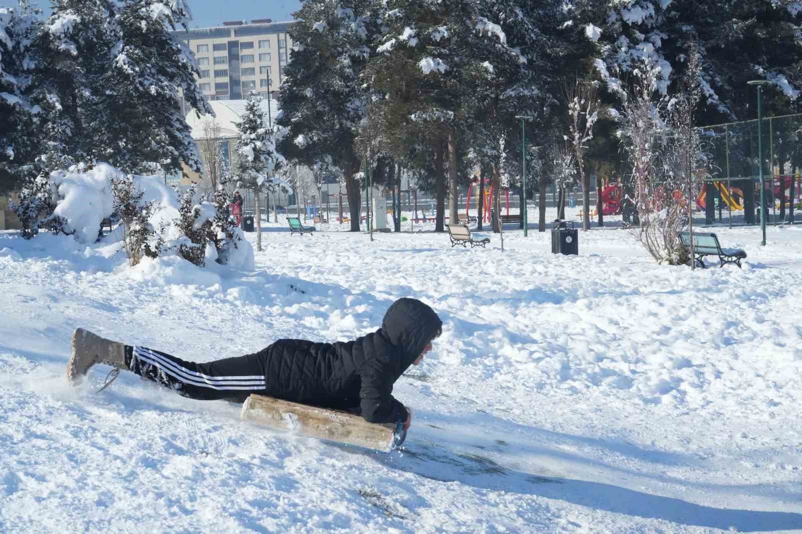 musta eksi 28 derece goletler dondu catilarda buz sarkitlari olustu 4 831QYugQ