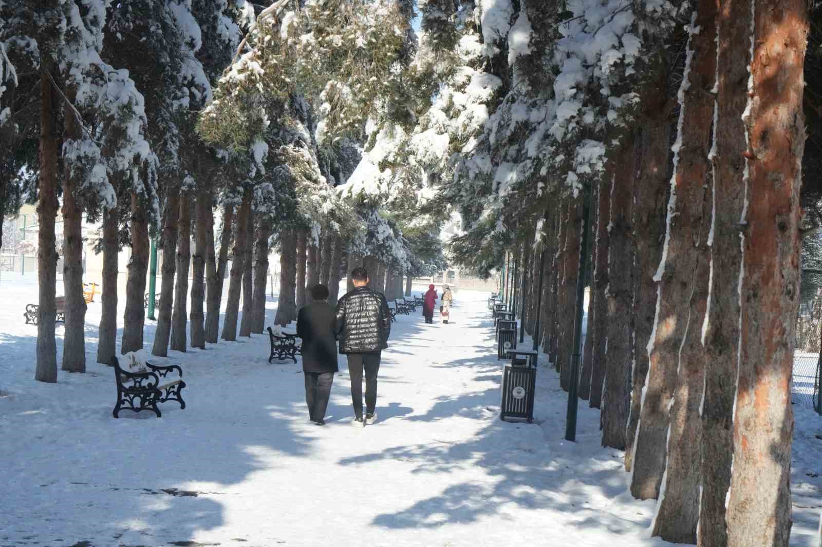musta eksi 28 derece goletler dondu catilarda buz sarkitlari olustu 5 mMuLwRLT