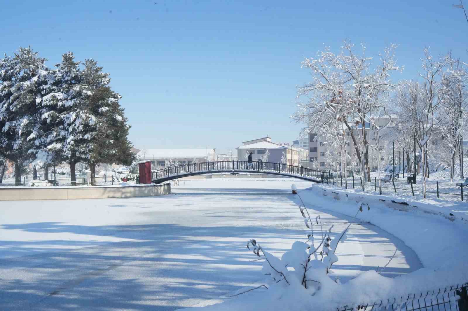musta eksi 28 derece goletler dondu catilarda buz sarkitlari olustu 8 u7EuNG4E