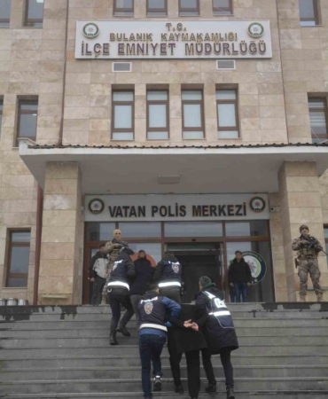 musta-firari-2-supheli-suc-aleti-silahla-yakalanarak-tutuklandi-qrgBBsjN.jpg