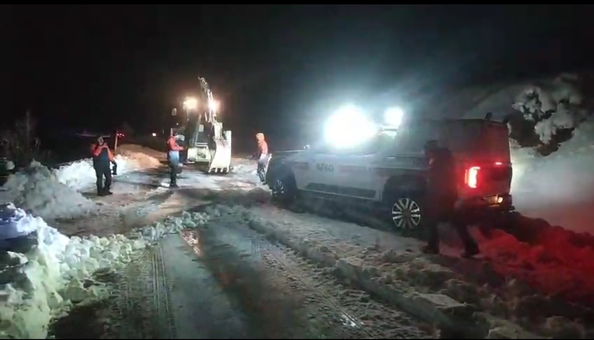 musta firtinada mahsur kalan afad ekipleri kurtarildi 1 86mTNqhp