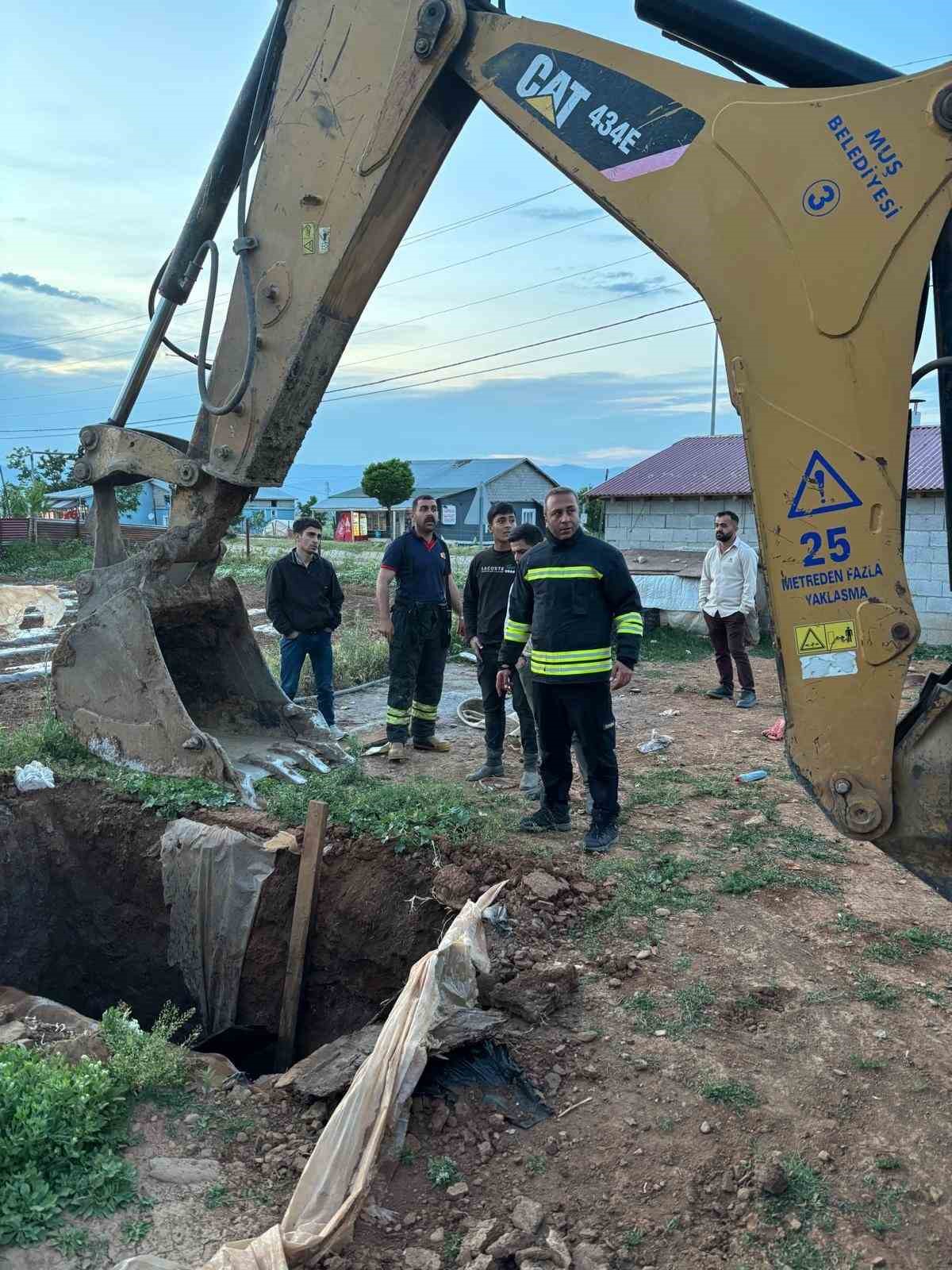 Muş’ta foseptik çukuruna düşen ineği itfaiye ekipleri kurtardı 5 musta foseptik cukuruna dusen inegi itfaiye ekipleri kurtardi 1 pF6ysPXg