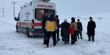 musta-hasta-ambulansa-is-makinesiyle-ulastirildi-FdDqv2bu.jpg