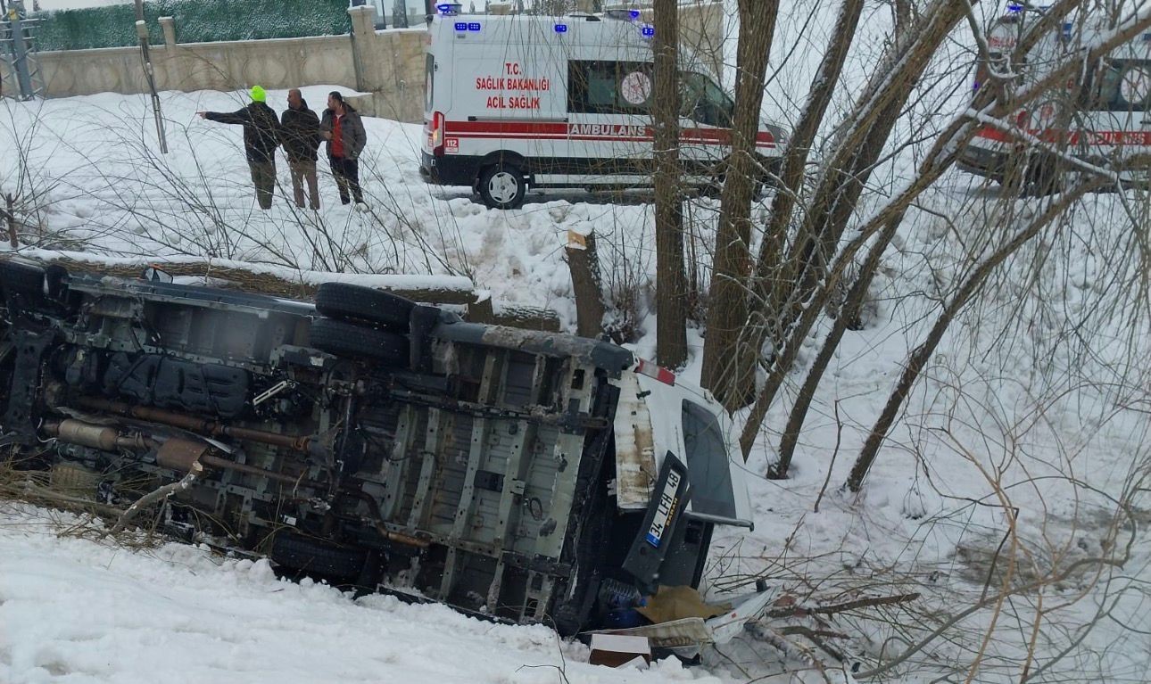 musta isci servisi sarampole yuvarlandi 6 yarali 0 8jXZ7qIu