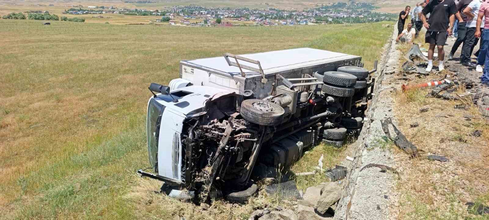 musta kamyonla otomobil carpisti 2 olu 1 yarali 0 NrkJaqbz