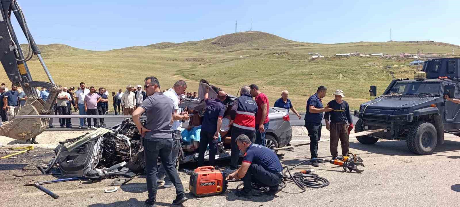 musta kamyonla otomobil carpisti 2 olu 1 yarali 1