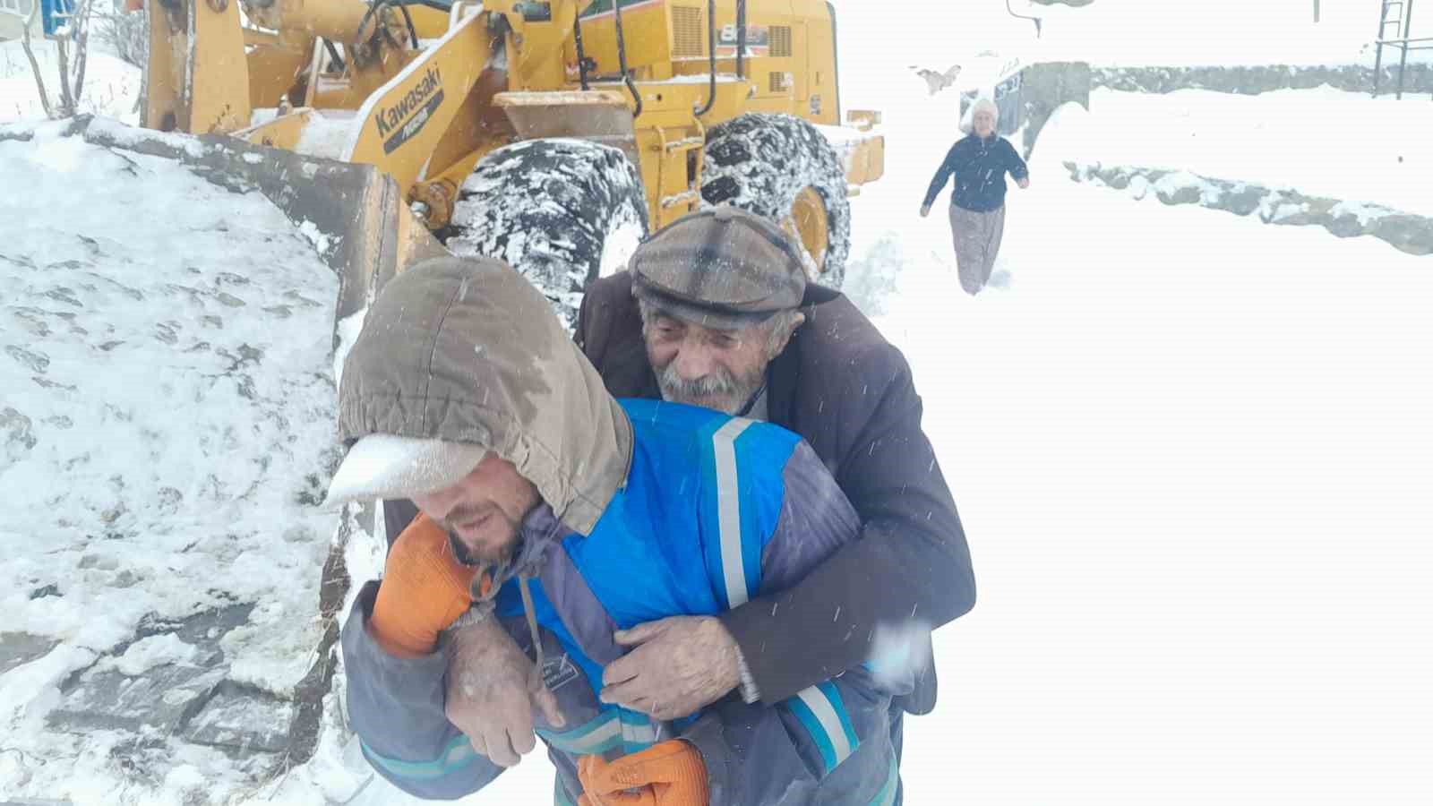 musta kapali koy yollarinda mahsur kalan hastalar ekiplerce kurtarildi 0 lpiOOvRs