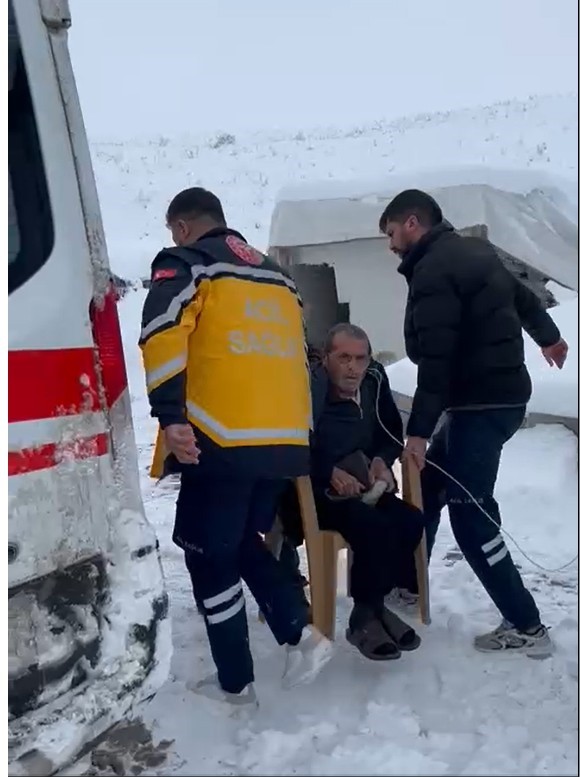 musta kapali koy yollarinda mahsur kalan hastalar ekiplerce kurtarildi 1 Hf9wqSFq