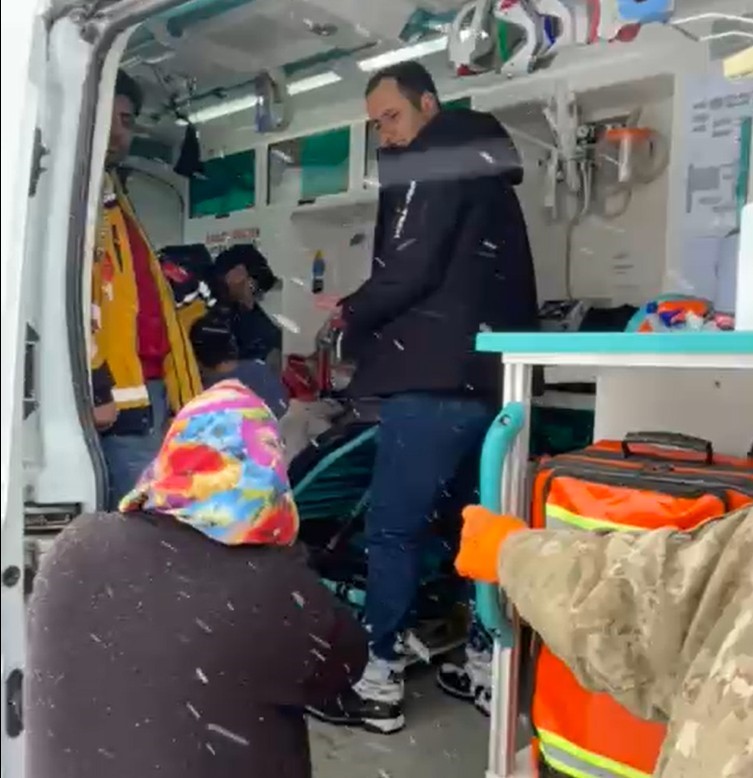 musta kapali koy yollarinda mahsur kalan hastalar ekiplerce kurtarildi 2 ktfstGJj