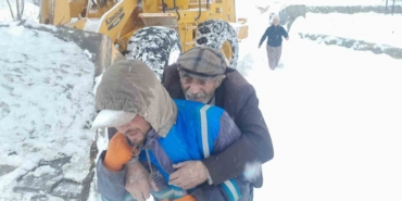 musta-kapali-koy-yollarinda-mahsur-kalan-hastalar-ekiplerce-kurtarildi-es3NBOG9.jpg