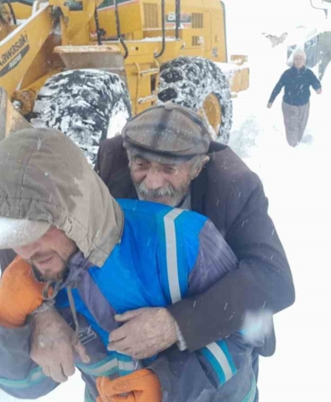 musta-kapali-koy-yollarinda-mahsur-kalan-hastalar-ekiplerce-kurtarildi-es3NBOG9.jpg