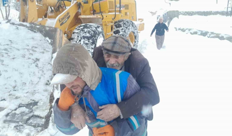 musta-kapali-koy-yollarinda-mahsur-kalan-hastalar-ekiplerce-kurtarildi-es3NBOG9.jpg