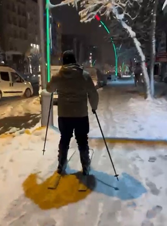 musta kar eglenceye donustu istasyon caddesinde kayak keyfi 1 78yNsM3A
