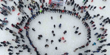 musta-kar-festivali-renkli-goruntulere-sahne-oldu-EPQdgvca.jpg