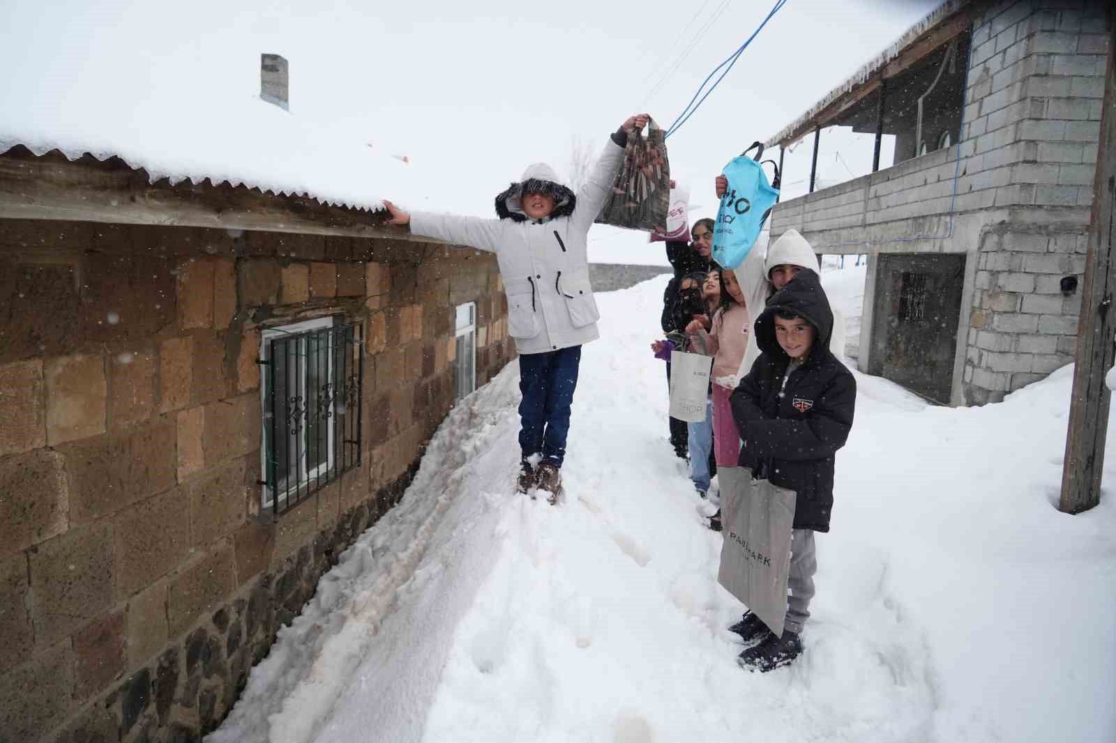 Muş’ta kar üstünde bayram sevinci 12 musta kar ustunde bayram sevinci 8 F3eFEIMh