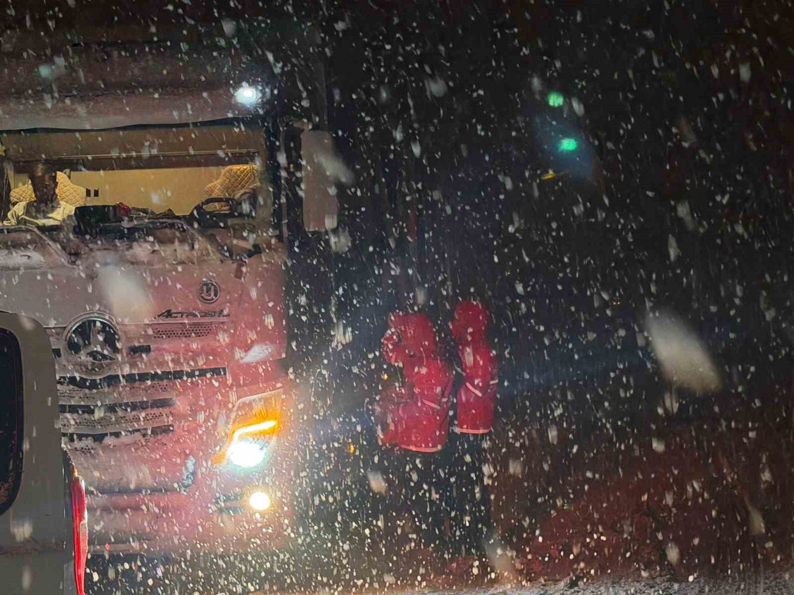 Muş’ta kar ve tipi: Yolda mahsur kalan 180 kişinin imdadına Kızılay yetişti 4 musta kar ve tipi yolda mahsur kalan 180 kisinin imdadina kizilay yetisti 0 FXcpSFRP
