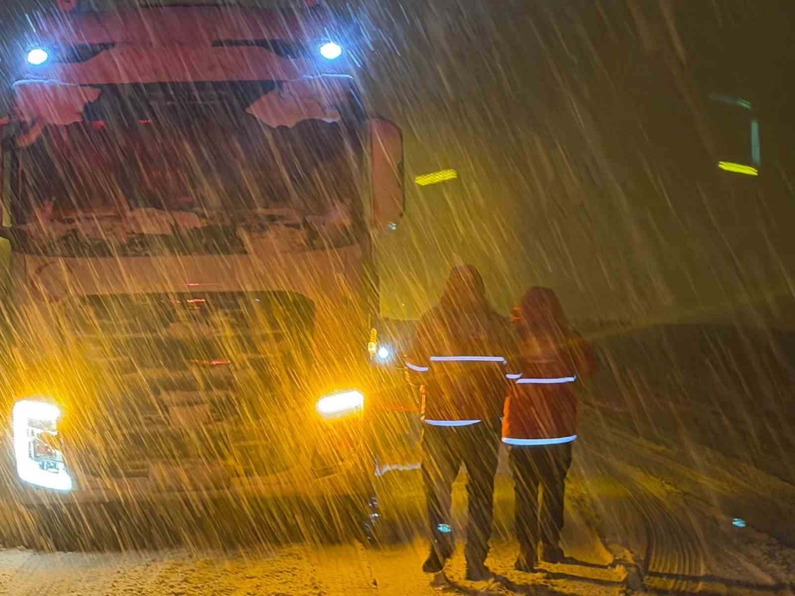 Muş’ta kar ve tipi: Yolda mahsur kalan 180 kişinin imdadına Kızılay yetişti 6 musta kar ve tipi yolda mahsur kalan 180 kisinin imdadina kizilay yetisti 2 fLV1w7du