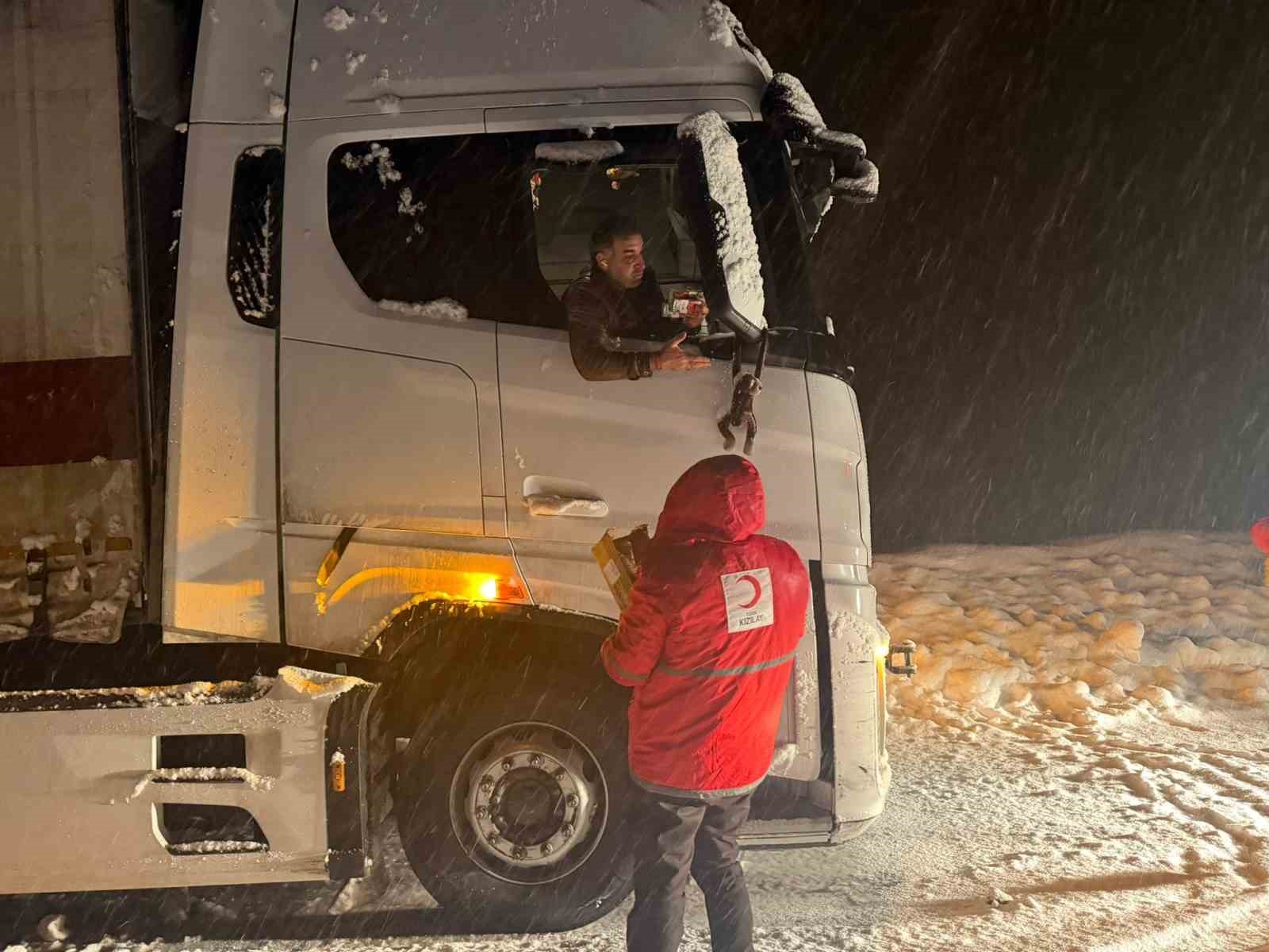 Muş’ta kar ve tipi: Yolda mahsur kalan 180 kişinin imdadına Kızılay yetişti 7 musta kar ve tipi yolda mahsur kalan 180 kisinin imdadina kizilay yetisti 3 rLMfev5h
